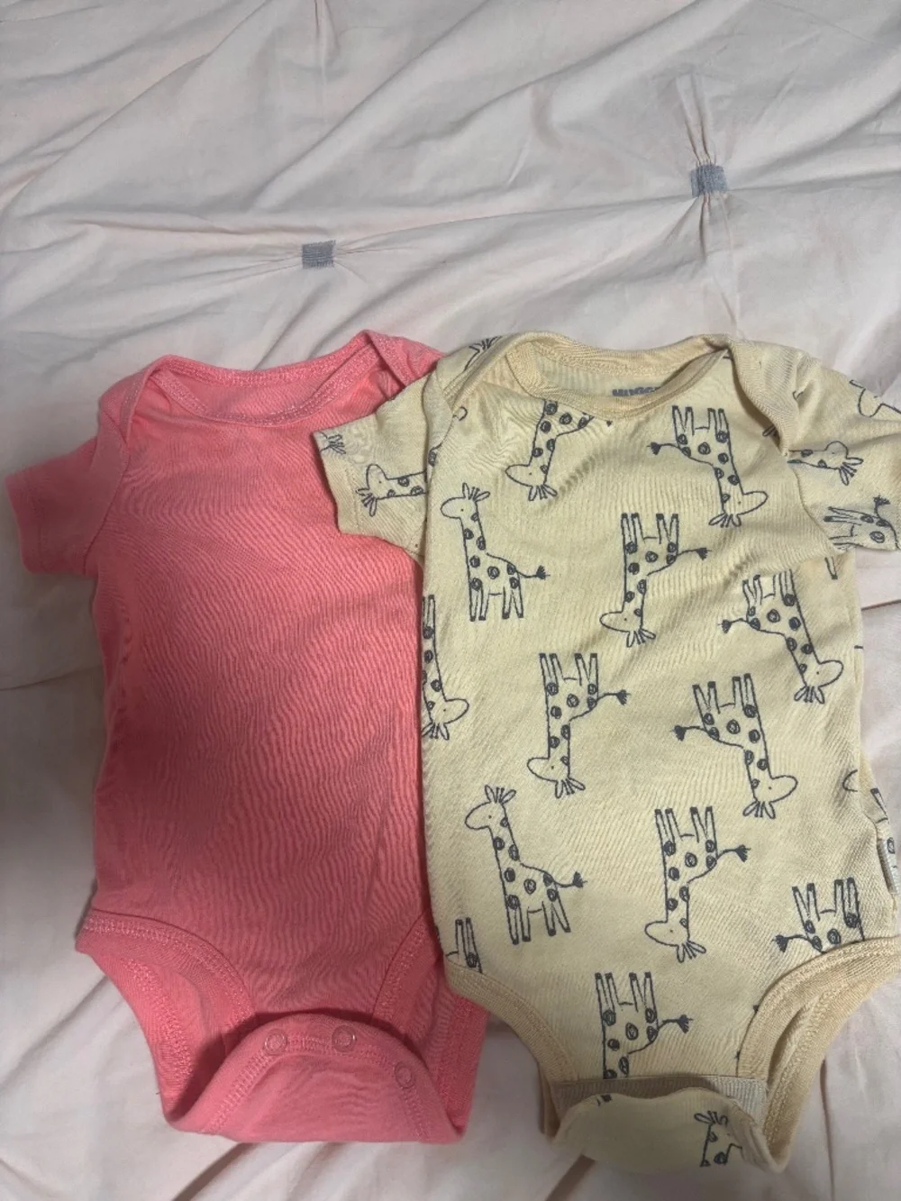 6 PC BUNDLE 3 MOS S/S ONESIES. PATTERNED & PLAIN. VERY GOOD CONDITION.
